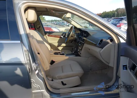 2013 Mercedes-Benz C 300 Sport 4Matic z USA, uszkodzony, nr VIN WDDGF8AB5DR280310